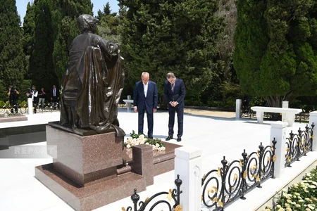 XİN rəhbərliyi Fəxri Xiyabanda Heydər Əliyevin məzarını ziyarət edib