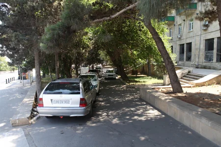 DİN avtomobilləri piyada səkilərində saxlayan sürücülərə müraciət edib
