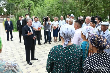 Özbəkistan Prezidenti Nukusda müşavirə keçirib, sakinlərlə görüşüb