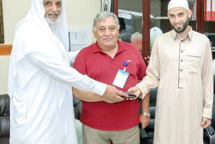 Azerbaijani pilgrim returns lost purse to its owner during Hajj