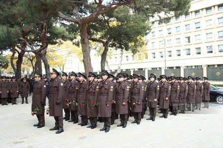 Azərbaycan xalqı Fəxri xiyabanda Ümummilli Liderin məzarını ziyarət edir