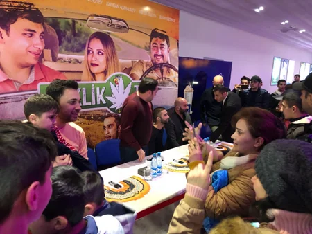 В “CinemaPlus Xəmsə коллектив Kəklikotu раздал автографы