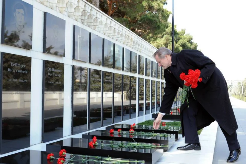 ​ABŞ-ın Azərbaycandakı səfiri Şəhidlər Xiyabanını ziyarət edib - FOTO