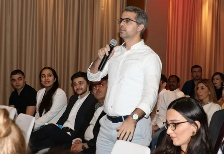 Fuad Muradov Dohada azərbaycanlılarla görüşüb