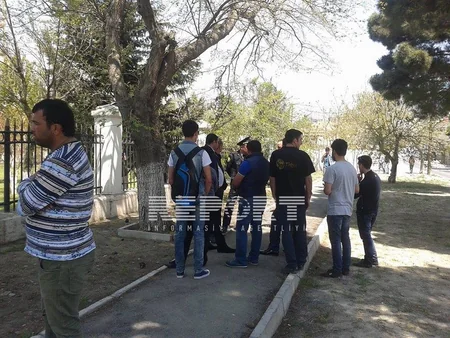 Qətlə yetirilən Aytac Babayevanın qohumları prokurorluq binasının qarşısında aksiya keçirib