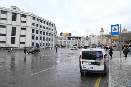 Avtomobilsiz 28 May metrostansiyası və dəmiryolu vağzalının qarşısı - FOTOREPORTAJ