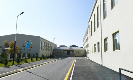 Prezident və birinci xanım Xırdalanda məktəb-liseydə yaradılan şəraitlə tanış olublar - YENİLƏNİB