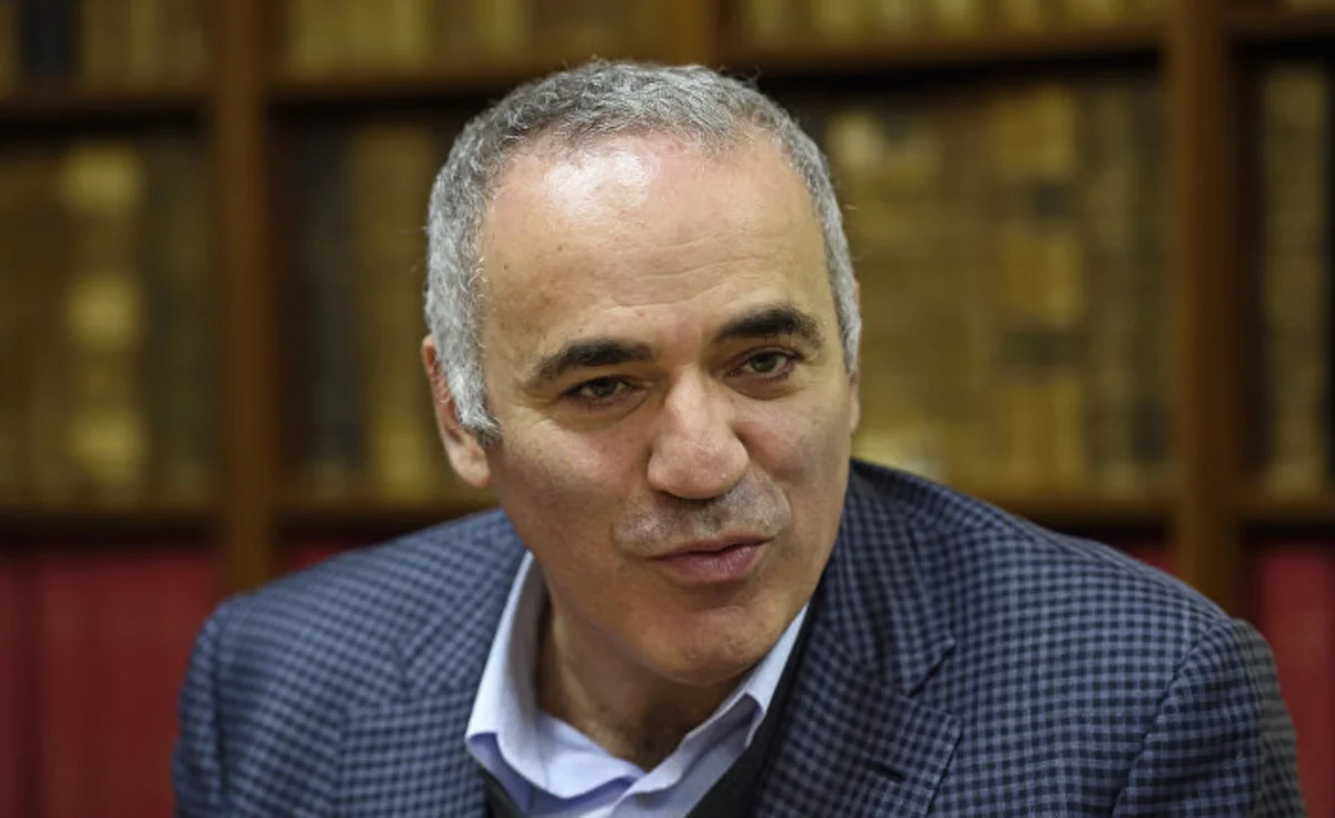 Harri Kasparov peşəkar karyerasını bərpa edir
