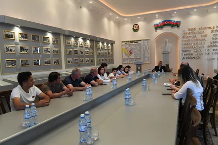 Dövlət Komitəsinin sədri məktəbli ilə şahmat oynayıb