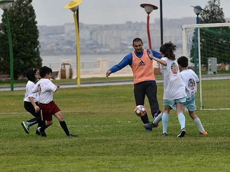 Azərbaycan millisinin futbolçuları uşaqlara master-klass keçiblər