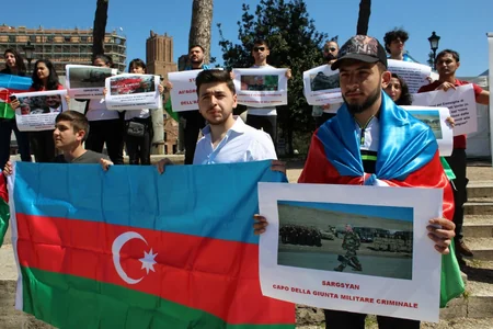 Азербайджанская молодежь провела в Риме акцию, протестуя против визита Сержа Саргсяна