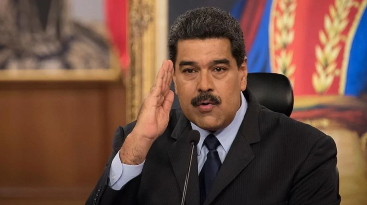 Maduro canlı yayımda telefonundan vatsapı silib
