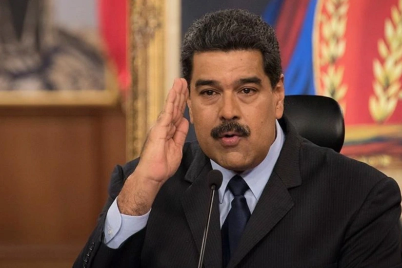 Maduro canlı yayımda telefonundan vatsapı silib