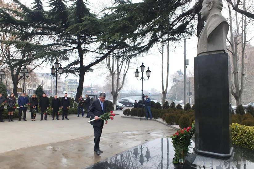 Azərbaycan səfirliyinin əməkdaşları Tbilisidə Heydər Əliyevin abidəsini ziyarət ediblər