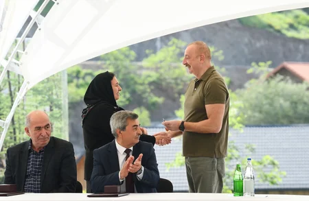 Dövlət başçısı Laçın şəhərinə qayıdan əhali ilə görüşüb, evlərin açarlarını onlara təqdim edib