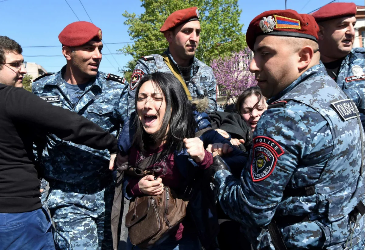 В Ереване произошло столкновение между протестующими и полицейскими
