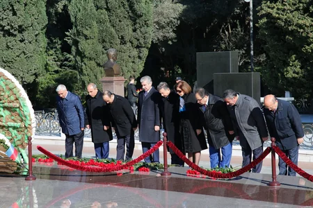 ​YAP rəhbərliyi Fəxri xiyabanda partiyanın qurucusu Heydər Əliyevin məzarını ziyarət edib