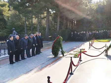 İdman ictimaiyyətinin nümayəndələri Fəxri xiyabanı ziyarət ediblər