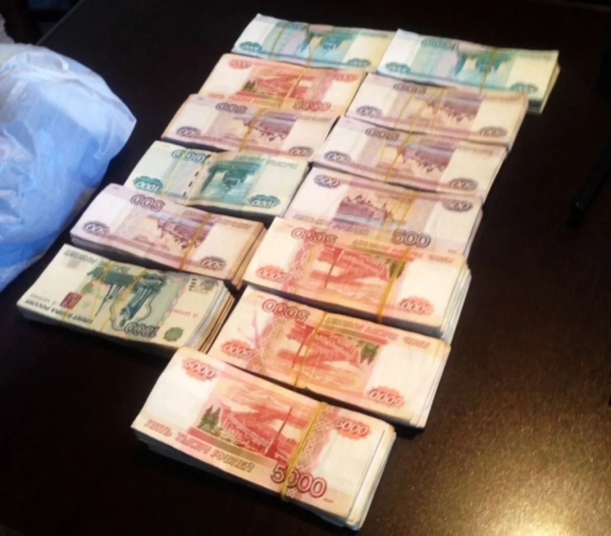 Azərbaycan gömrükçüləri nağd pul və siqaret aşkar ediblər