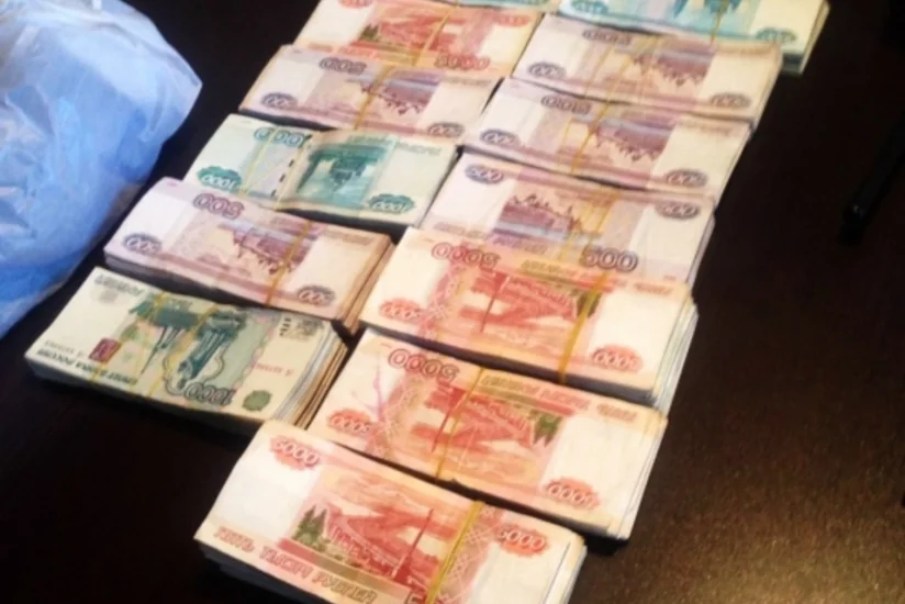 Azərbaycan gömrükçüləri nağd pul və siqaret aşkar ediblər