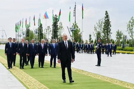 President Ilham Aliyev visits Independence Monument in Tashkent