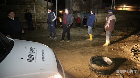 Bakıda su borusu partlayıb, 10 evi su basıb - VİDEO