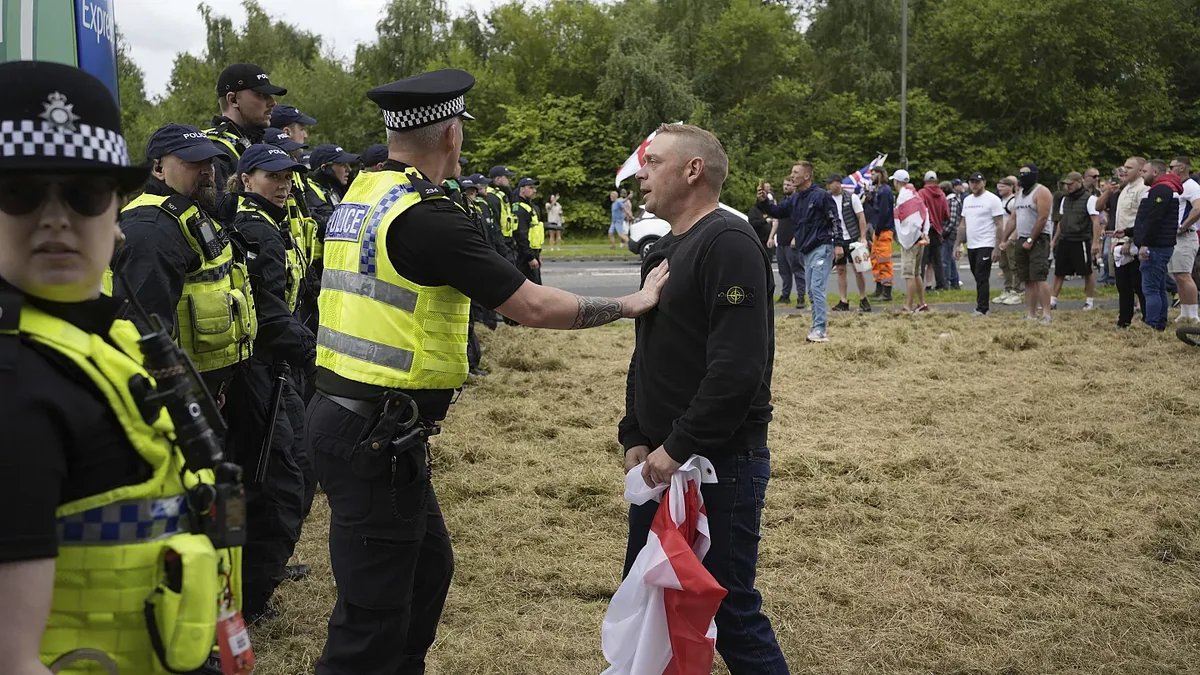 Britaniyada sosial şəbəkə istifadəçiləri etiraz çağırışlarına görə pisləniliblər  