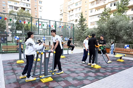 Bakıda yenilənmiş növbəti həyət sakinlərin istifadəsinə verilib