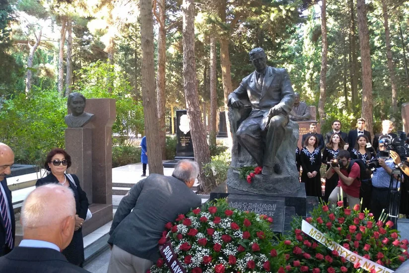 Milli Musiqi Günü ilə əlaqədar Üzeyir Hacıbəylinin məzarı ziyarət olunub