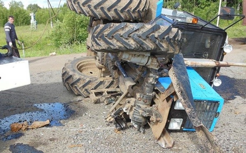 Biləsuvarda traktor aşıb, xəsarət alanlar var