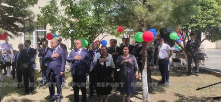 Təhsil naziri müharibədə zərər çəkən məktəbin Son zəng tədbirində iştirak edir