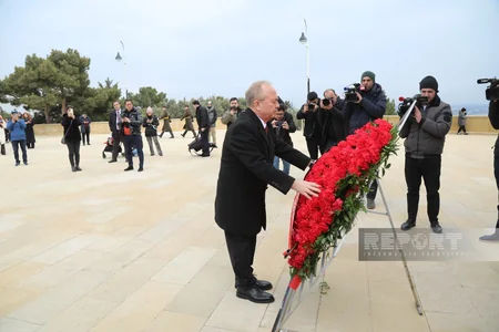 Türkiyənin Azərbaycandakı yeni səfiri Fəxri və Şəhidlər xiyabanlarını ziyarət edib