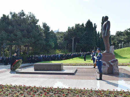 Azərbaycan Prezidenti Ümummilli Lider Heydər Əliyevin məzarını ziyarət edib - FOTO