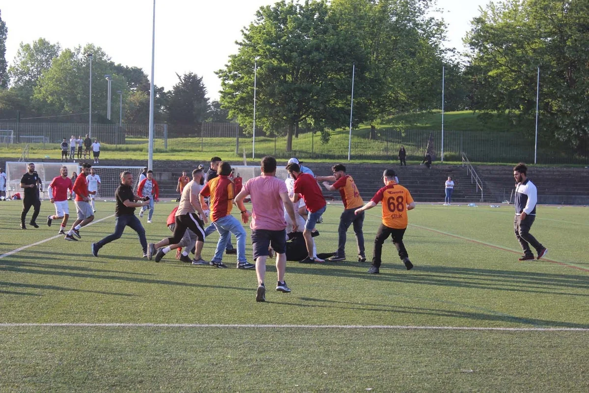 İngiltərədə futbolçular və azarkeşlər oyundan sonra hakimi döyüblər - VİDEO