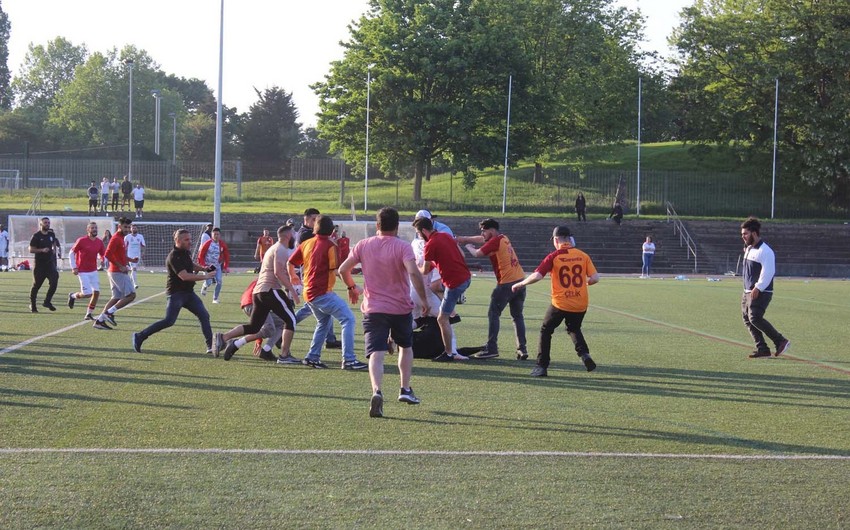 İngiltərədə futbolçular və azarkeşlər oyundan sonra hakimi döyüblər - VİDEO