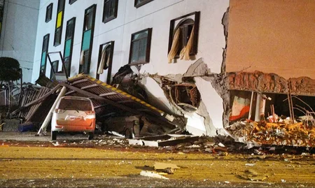 4 killed, 219 injured in a strong quake in Taiwan - VIDEO