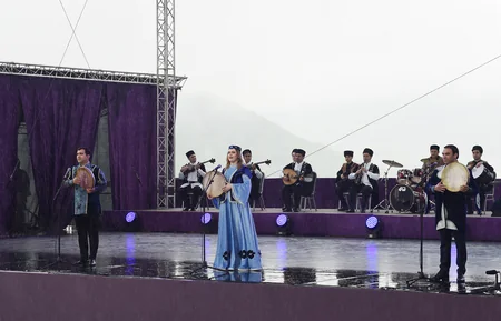 İlham Əliyev və Mehriban Əliyeva Şuşada Beynəlxalq Folklor Festivalının açılışında iştirak ediblər - YENİLƏNİB