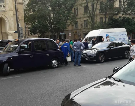 Bakının mərkəzində “Porsche” qəza törədib - FOTO