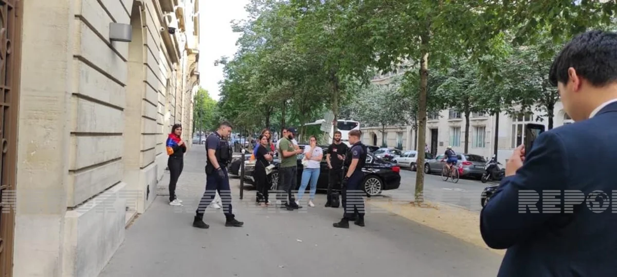 Group of Armenians attacks Azerbaijani cultural center in Paris