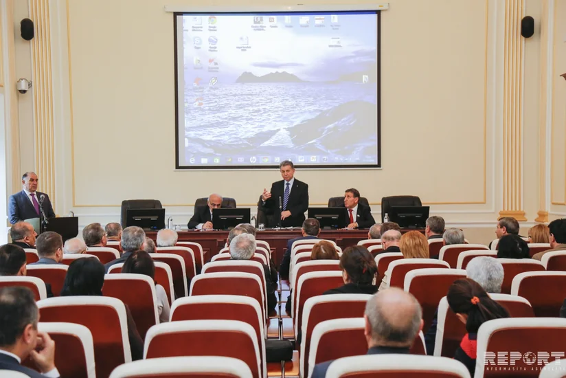 AMEA prezidenti institutların illik hesabatlarını tənqid edib