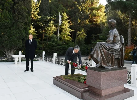 Prezident İlham Əliyev ümummilli lider Heydər Əliyevin məzarını ziyarət edib