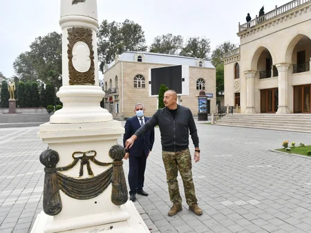 Dövlət başçısı Tərtərdə ermənilərin dağıtdığı evin əvəzinə tikilən yeni evdə yaradılan şəraitlə tanış olub