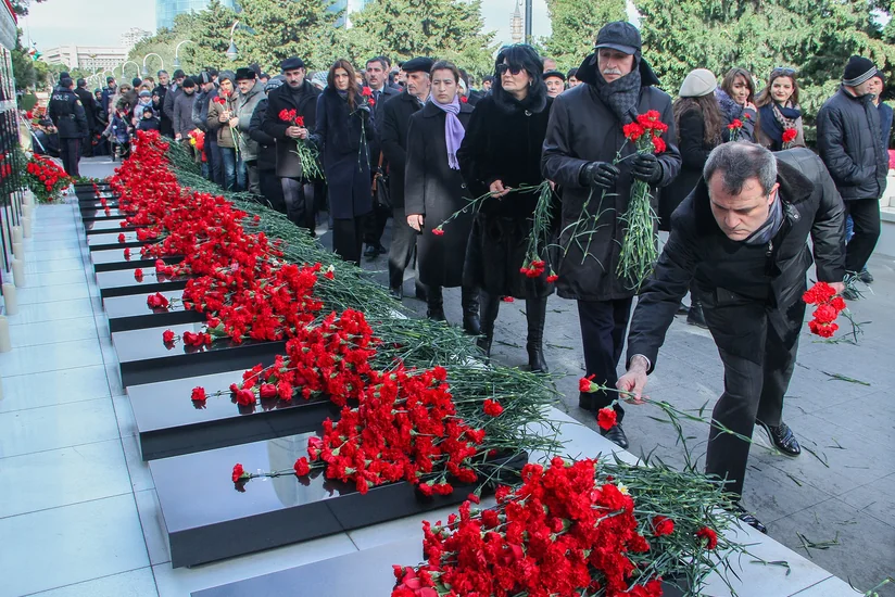 ​Təhsil işçiləri Şəhidlər xiyabanını ziyarət edib