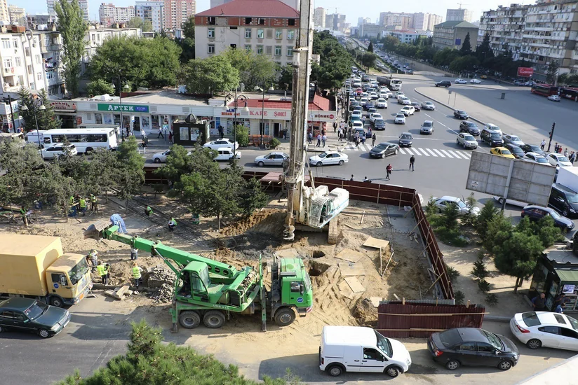 Bakının Moskva prospektində yeni asma piyada keçidi inşa edilir