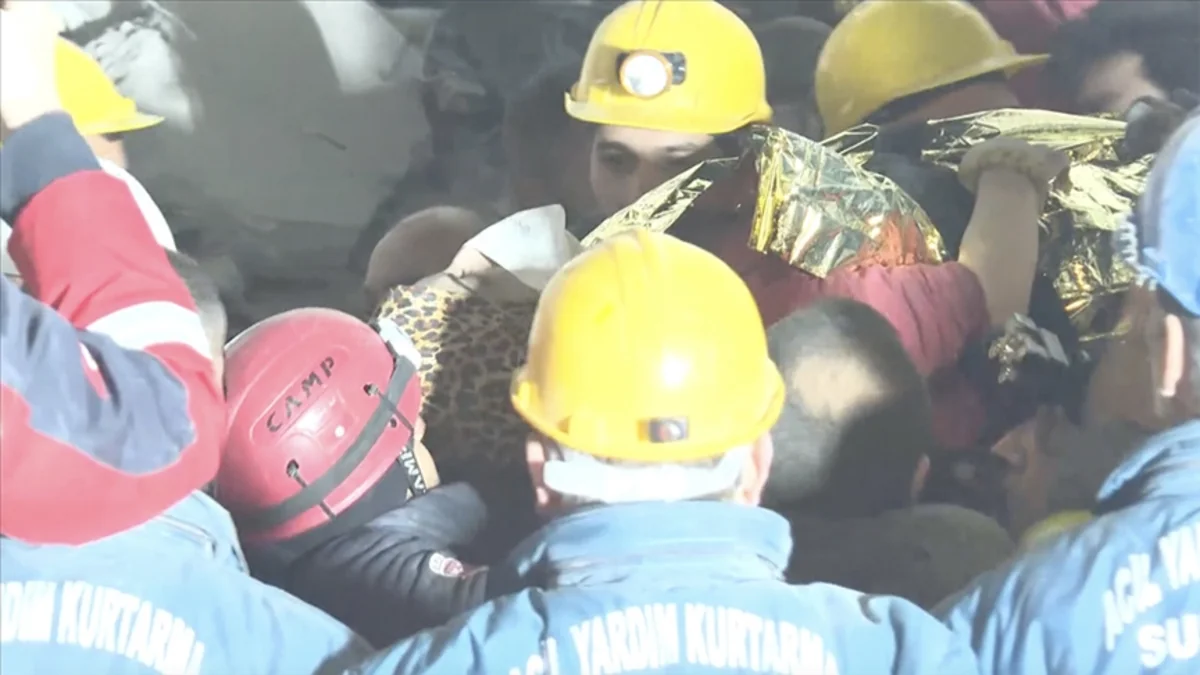 Türkiyədə 209 saat sonra dağıntılar altından ata və qızı sağ çıxarılıb