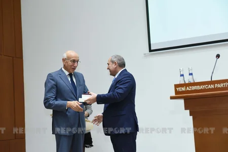 Arif Rəhimzadə və Misir Mərdanova mükafatlar təqdim olunub