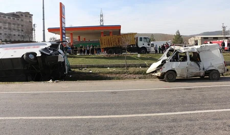 Türkiyədə sərnişin avtobusu ilə mikroavtobus toqquşub: 34 yaralı
