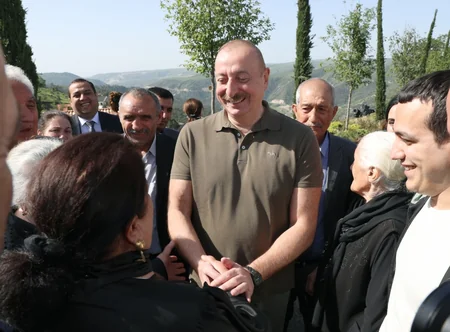 Dövlət başçısı Laçın şəhərinə qayıdan əhali ilə görüşüb, evlərin açarlarını onlara təqdim edib