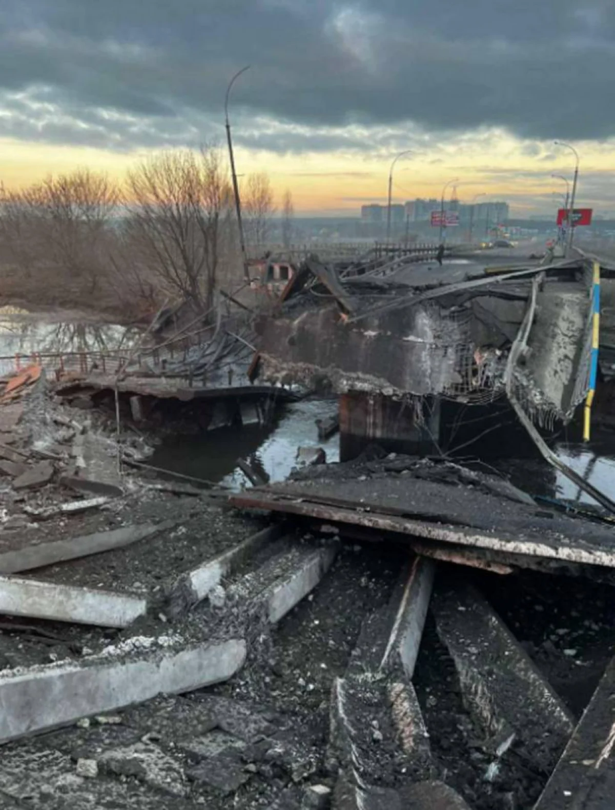 Для блокирования проезда российских танков в Киев взорваны три моста