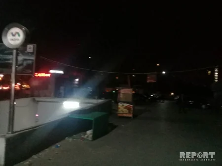 20 Yanvar metrostansiyasının girişində gənc oğlan bıçaqlanıb - FOTO
